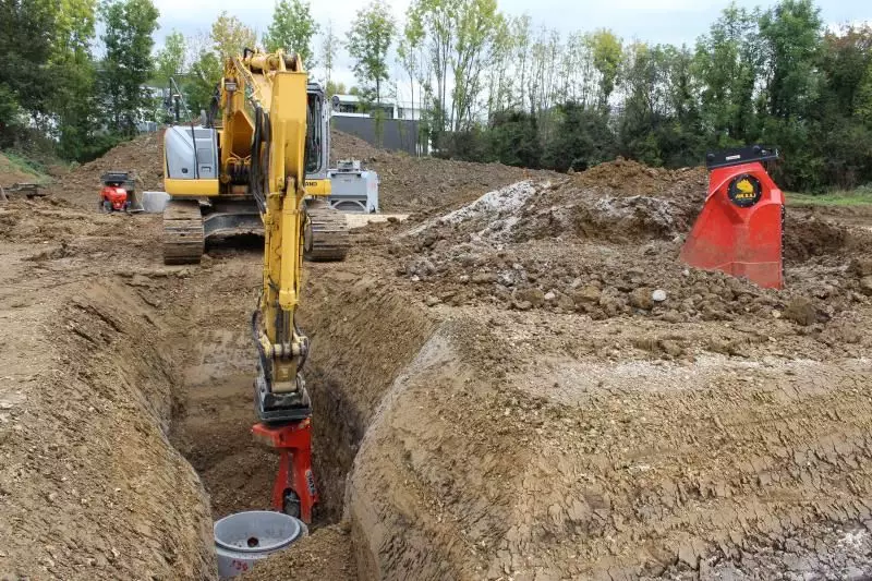 Wo schmale Gräben, Leitungszonen oder Hinterfüllungen besondere Anforderungen an das Verdichtungsgerät stellen, erlaubt der Universalverdichter ein sicheres und abgasfreies Arbeiten.