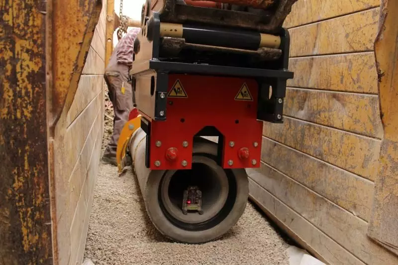 Dank der hydraulischen Verschiebeeinheit des Rohrschiebeadapters lassen sich Rohre zielsicher und schadensfrei mit maximal zulässigem Druck verlegen.