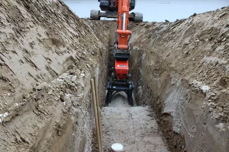 Der Wechsel zur Doppelfußplatte erlaubt nicht nur ein schnelleres, sondern auch ein deutlich sichereres Verdichten im Graben.