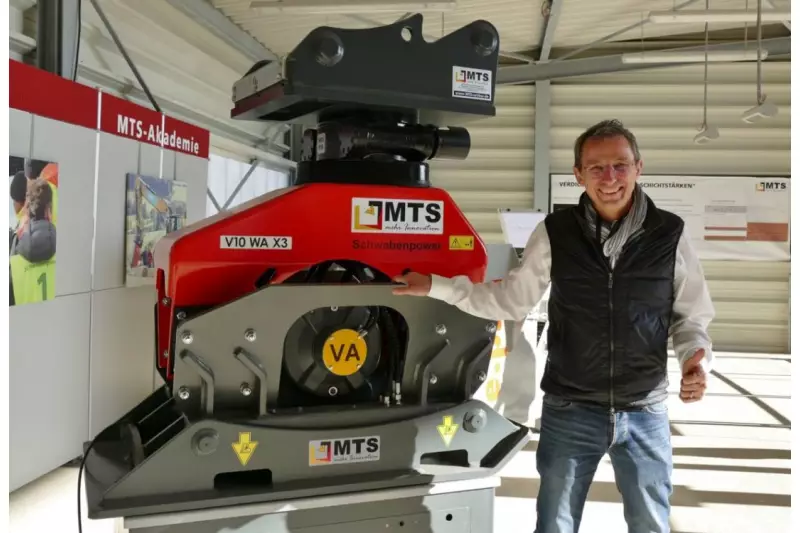 Rainer Schrode, Gründer und Geschäftsführer von MTS, neben seinem stärksten Anbauverdichter. Mit diesen Geräten begann der Erfolg. Heute sehen sich die Schwaben als Marktführer für Automatisierungs¬strategien im Tiefbaubereich.