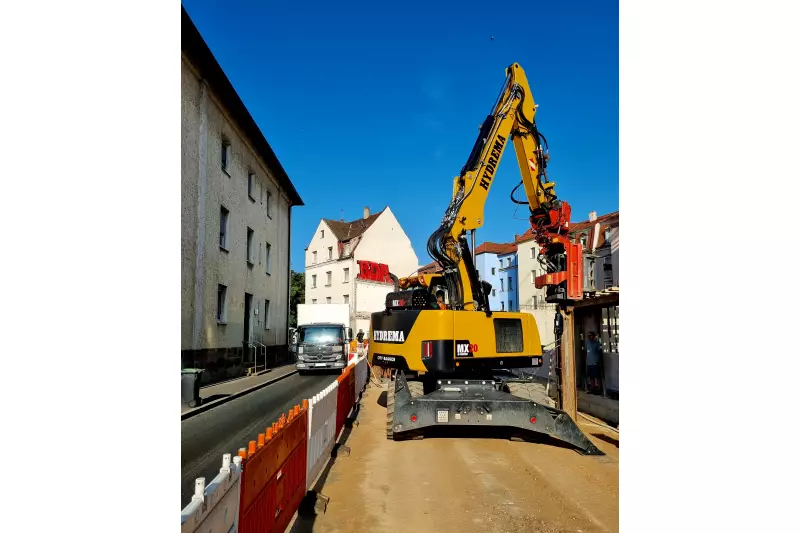 Nicht nur in der Innenstadt von Nürnberg gibt es Baustellen, wo nur der HYDREMA den Einsatz mit schwerem Gerät sicherstellen kann.

