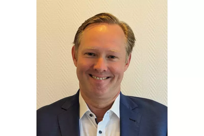 Heinz-Hermann Tiben ist Mitgründer und CEO von SimpLitti. Sein Unternehmen ist auf die Beratung und den Vertrieb digitalisierungsnaher Lösungen für stationäre und mobile Anwendungen spezialisiert.