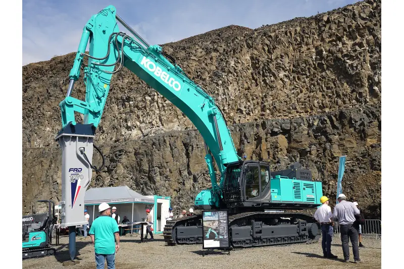 Echte Power: Der Kobelco SK850LC-11 war im Messe-Steinbruch auf ureigenem Terrain.
