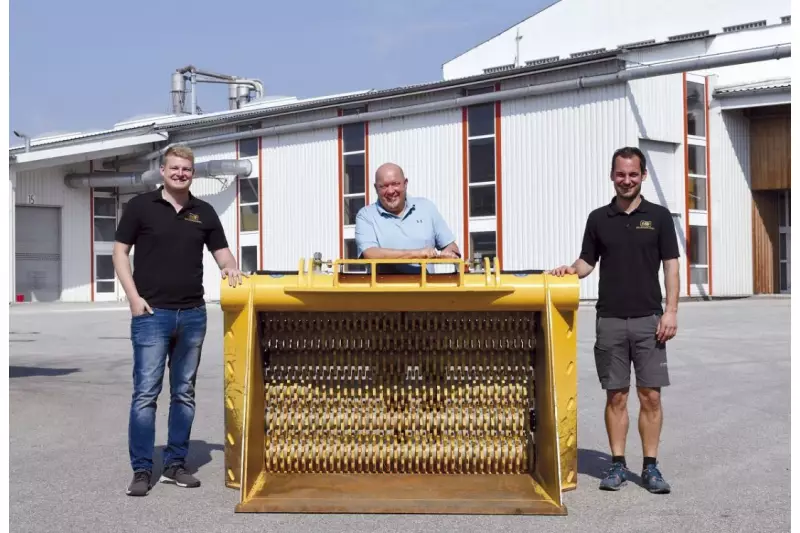 Patrick Johannsen (l.), Vertriebsinnendienst NB Baumaschinen, und Niklas Brimm (r.), Geschäftsführer NB Baumaschinen, mit Manfred Zwick von Treffpunkt.Bau
und einem der Gyru-Star Schaufelseparatoren, die sich auch im Mietpark mit hervorragender Leistung und Standfestigkeit bewähren.