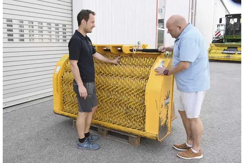 Das Gyru-Star-Geheimnis sind seine Polyurethan-Siebsterne.
„Ein einzigartiges Produkt mit überragender
Leistungsfähigkeit. Hier geht auch klebriges
Material durch, das andere Löffel hoffnungslos
verstopft“, sagt Niklas Brimm (l.).
