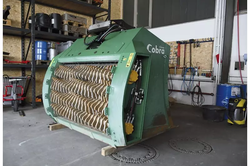 Cobra ist eine weitere starke Marke, für die NB Baumaschinen
deutschlandweit den Generalvertrieb
hat. Dieser Mietlöffel erhält in der hauseigenen
Werkstatt eine neue Kette für den Antrieb.