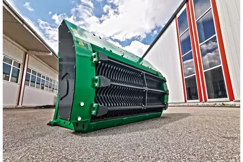 Die Disc in Disc-Sternsiebschaufeln von Cobra beißen sich auch durch bindige Böden.