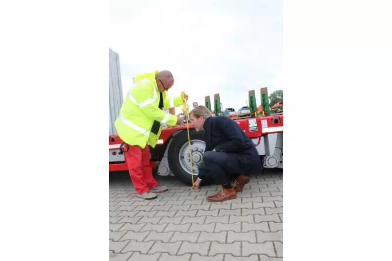 Nachweislich 780 mm Ladeflächenhöhe.