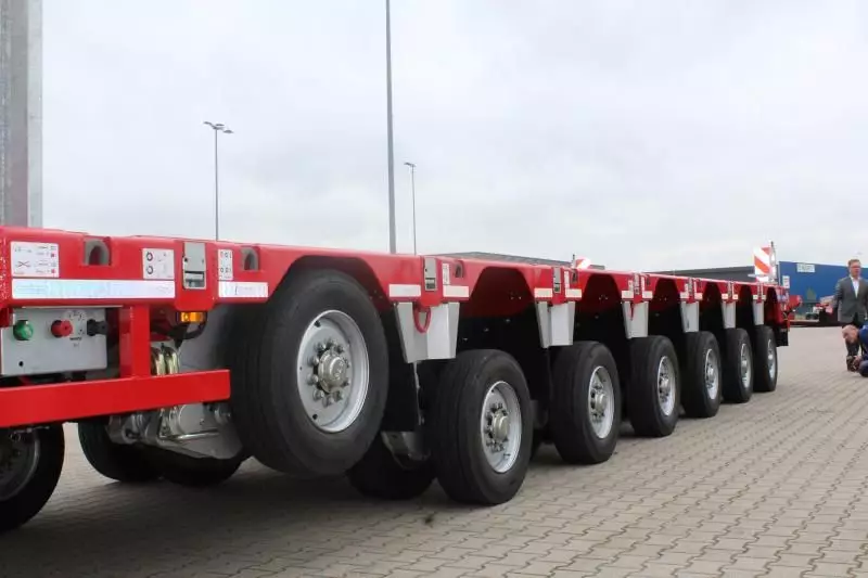 Der 7–achsige Semitrailer mit voll ausgefahrenen
500 mm Hub.