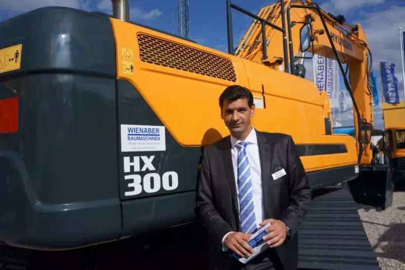 Ralf Bosse, neuer Geschäftsführer bei Wienäber
Baumaschinen, vor dem Hyundai HX300.
Lesen Sie dazu unseren Artikel auf Seite 36 der Oktober-Ausgabe.