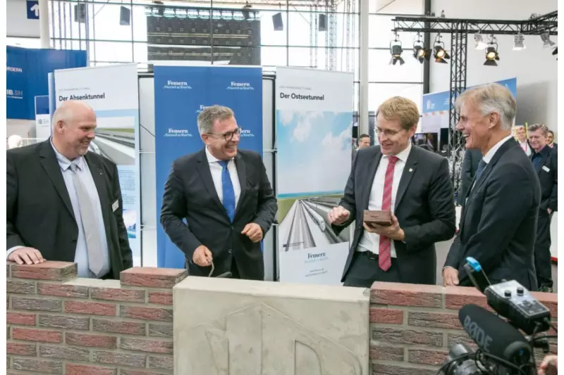 Gute Stimmung beim symbolischen Kellenschlag zur Eröffnung der Nordbau (v.l.): Chef der Holstenhallen Dirk Iwersen, Dieter Babiel, Hauptgeschäfts¬führer des Hauptverbandes der Deutschen Bauindustrie, Daniel Günther, Ministerpräsident von Schleswig-Holstein, und der dänische Botschafter in Deutschland, Friis Arne Petersen.