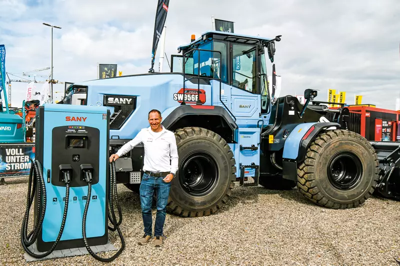 19 t Betriebsgewicht, 5.800 kg Nutzlast und Nullemissionen. Der Sany SW956E soll die Bauwirtschaft mit Power und Ausdauer elektrisieren. Sein 350-kWh-Akku liefert Energie für 6–8 Arbeitsstunden und ist in 60 Minuten wieder voll, wie uns Timm Hein berichtete. Quelle: Treffpunkt.Bau