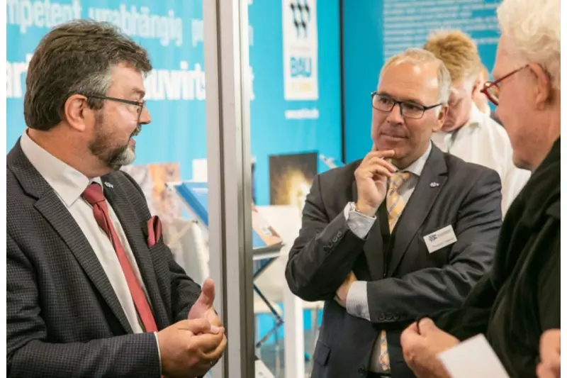 Georg Schareck, Hauptgeschäftsführer des schleswig-holsteinischen Baugewerbeverbandes (l.), im Gespräch mit Journalisten.