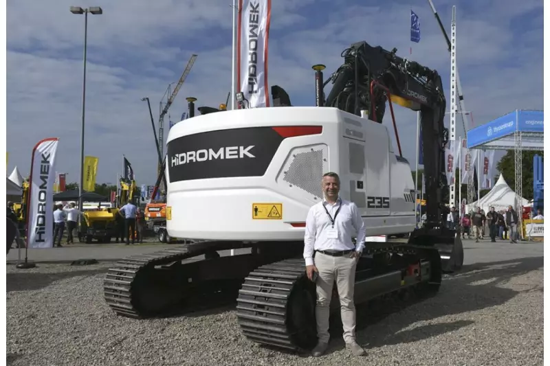 Einen strahlenden Auftritt hatte Hidromek. Mit zwölf Maschinen reiste Marketing Manager
Sebastien Zilyas zur NordBau. Hier mit dem neuen Kurzheckbagger HMK 235. Quelle: Treffpunkt.Bau