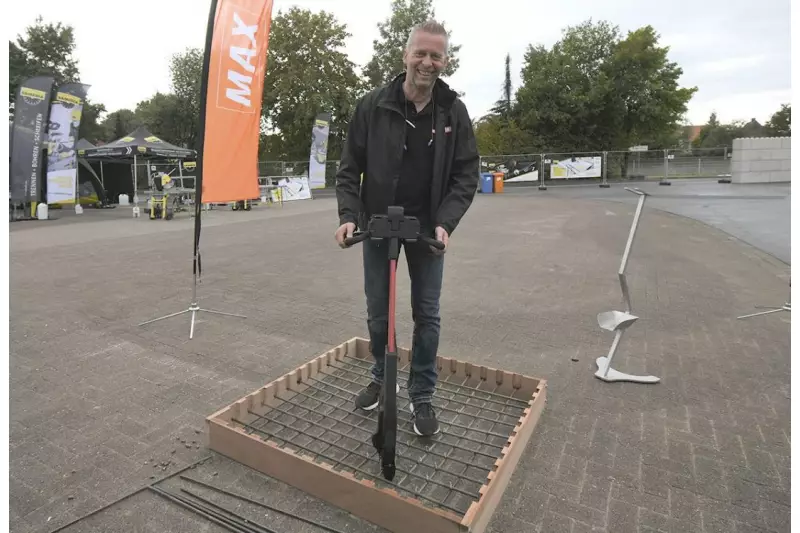 Druckluftnagler sowie Stahl- und Betonwerkzeuge von Max sind weltweit im Einsatz. Regional Sales Manager Heribert Smitz zeigte uns die erste Rebar Baustahl-Bindemaschine fürs Arbeiten am Boden ohne Bücken. Quelle: Treffpunkt.Bau