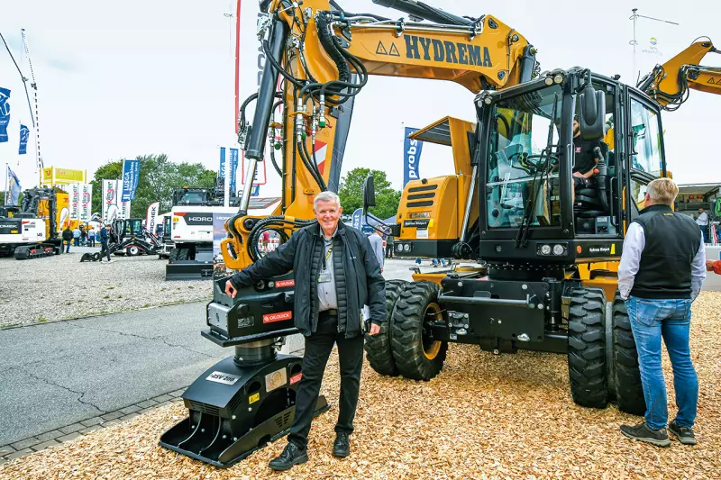 Kraft und Kompaktheit vereinen die City-Bagger von Hydrema. Martin Werthenbach. Vertriebsleiter Deutschland, zeigte uns den MX14G. Das kleinste der dänischen Kraftpakete zeichnet sich durch einen besonders geringen Schwenkradius aus. Quelle: Treffpunkt.Bau