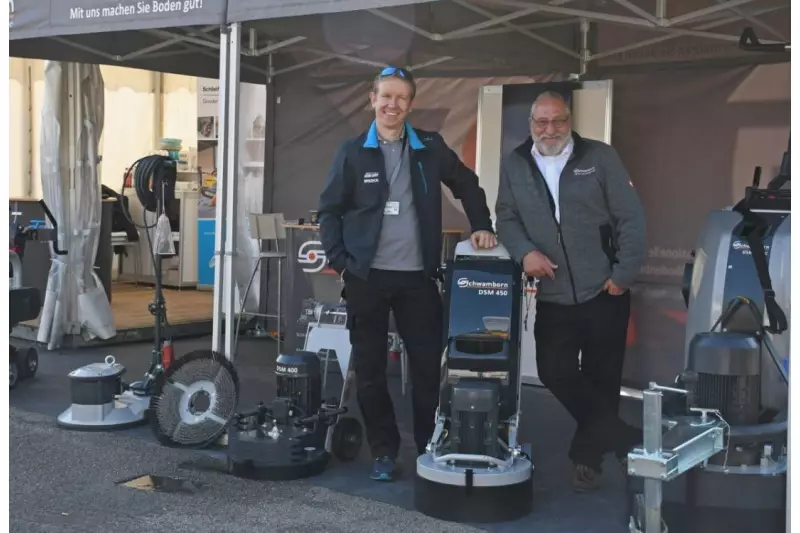 Alles glatt läuft mit den Schleifmaschinen von Schwamborn. Für fachkundige Beratung steht Thomas Bode (r.), Anwendungstechnik Schwamborn. Partner am Messestand war die Firma Darda, vertreten
durch Oliver Schulz, Vertrieb. 
