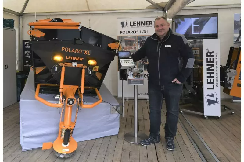 Leise rieselt das Tausalz. Mit den 12-V-Streuern von Lehner im Fuhrpark kann der Winter kommen. Geschäftsführer Thomas Renz zeigte uns den Polaro XL, der 550 l fasst. Quelle: Treffpunkt.Bau