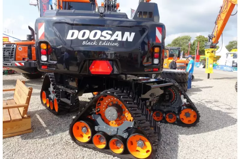 Messeneuheit: Der mit Delta-Laufwerken ausgestattete Doosan-Mobilbagger am Stand von Atlas von der Wehl ist ein Prototyp und wurde in Holland umgebaut. Die Gummiketten halbieren den Bodendruck und ermöglichen beispielsweise Arbeiten im Moor.