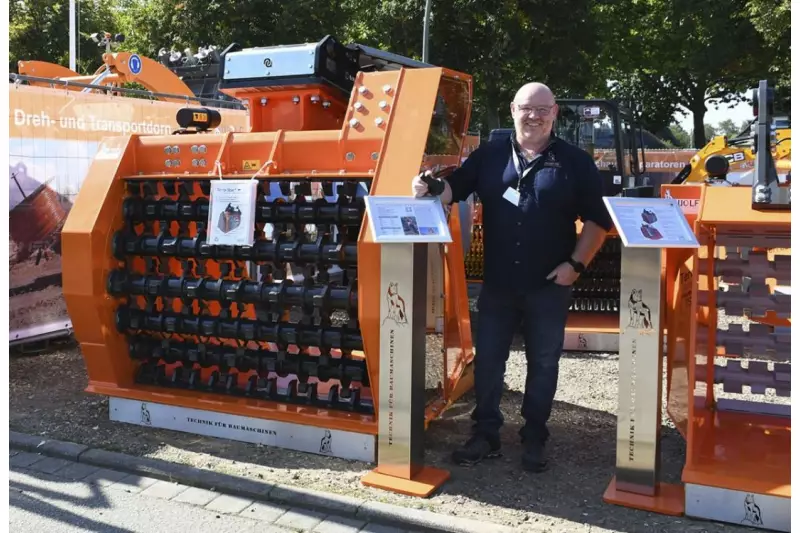 Fünf Wellen für ein erstklassiges Ergebnis. Jürgen
Wolf, Inhaber von Wolf – Technik für Baumaschinen,
setzte die Terrastar Schaufelseparatoren in
Szene. Quelle: Treffpunkt.Bau