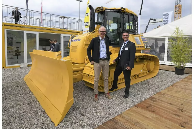 Gipfeltreffen auf der NordBau: Thomas Schlüter (l.), Geschäftsführer Schlüter Baumaschinen, und Marco Maschke, Leiter des Deutschlandbüros von Komatsu, äußerten sich hoch zufrieden über die starke Partnerschaft beider Unternehmen. Quelle: Treffpunkt.Bau