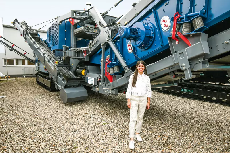 Brecher, Haldenbänder, Siebanlagen – modernste Aufbereitungstechnik im XL-Format war bei C. Christophel ausgestellt. Marketingleiterin Aroso Mahaiuddin zeigte uns den brandneuen Hazemag Prallbrecher Dynarox I-120, der auf großes Besucherinteresse stieß. Quelle: Treffpunkt.Bau