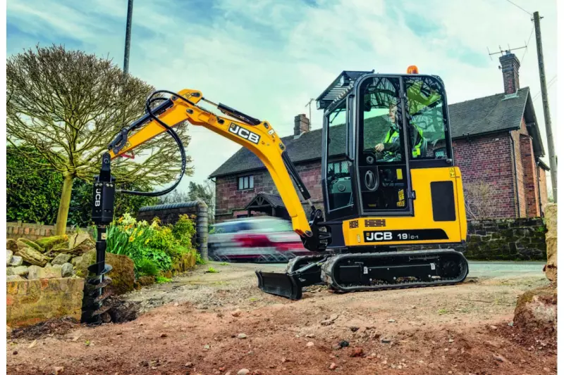 JCB ist mit einer breiten Palette von Baumaschinen nach Neumünster gekommen. Darunter das Modell 19C-1 mit konventionellem Heckdesign, ideal für Kunden, die einen Premium-Minibagger mit großer Leistung wollen – hier bereits vor der Messe im Einsatz.