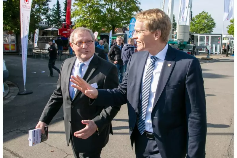 Auf Entdeckungstour. NordBau Messechef Wolfgerd Jansch (l.) und Daniel Günther, Ministerpräsident
Schleswig-Holstein, erkunden das Messegelände.
