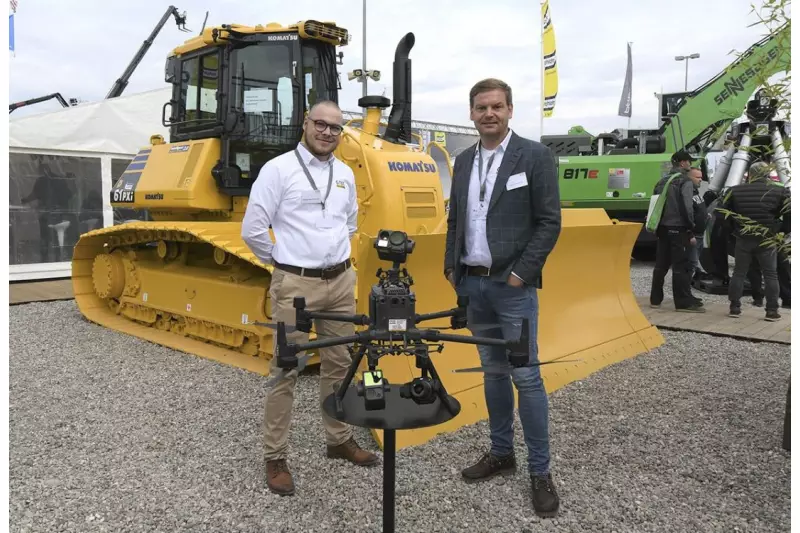 Ebenfalls bei Schlüter am Stand: Drohnen für die Bauwirtschaft. Konstantin Rohrberg (l.) und Lars Nowoitnick von G-Tec Positioning informierten über die Vermessung aus der Luft. Quelle: Treffpunkt.Bau