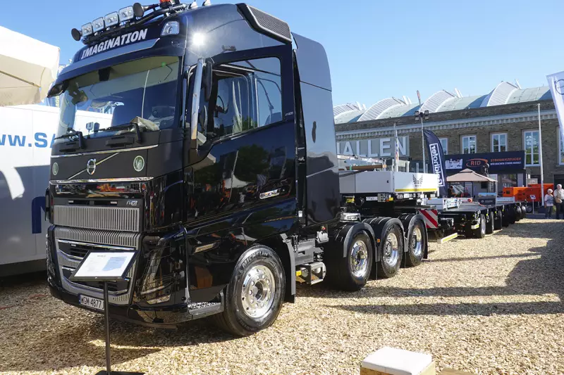 Goldhofer zeigte sich zusammen mit Volvo Trucks. Der FH16 750 lässt sich mit seinen Kriechgängen aus dem Stand mit bis zu 325 t anfahren. Quelle: Treffpunkt.Bau