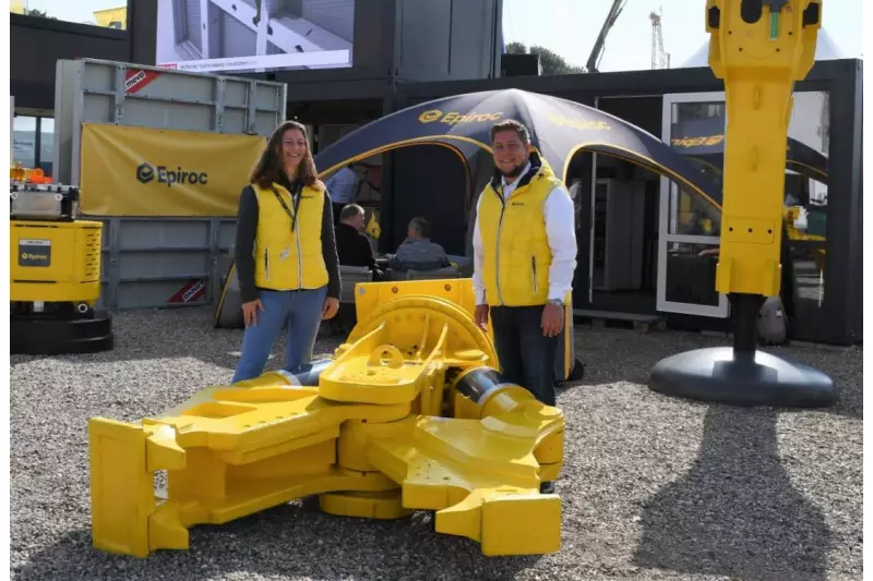 Sarah Bachmann, Regional Communications Manager DACH und Benelux, und Jens Westermann, Vertriebsleiter, präsentieren die große Neuheit bei Epiroc: die Abbruchschere CC 3700 für Trägermaschinen von 40 bis 50 t.