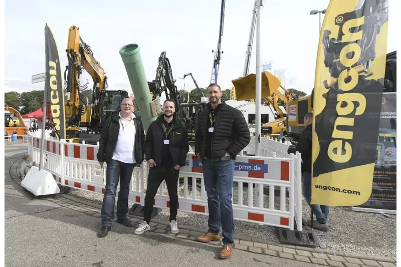 Action bei Engcon. Die Vorführungen der Tiltrotatoren waren ein Publikumsmagnet, freute sich das NordBau-Team rund um Alexander Stenmans (r.), Country Manager Germany. Quelle: Treffpunkt.Bau