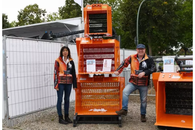 Vor Ort absieben und Deponiekosten sparen ist das Thema bei Wolf-Technik für Baumaschinen, dem Hersteller der Terra-Star Schaufelseparatoren. Anna Schnatz, Assistenz der Geschäftsleitung, und Inhaber Jürgen Wolf zeigten uns die Vorteile der Maschinen.