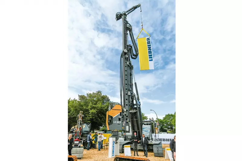 Liebherr zeigte Flagge auf der 70. NordBau. Beim neuen, 53 t schweren Ramm- und Bohrgerät LRB 19 bezieht sich der Name auf den maximalen Verfahrweg des Schlittens von 19 m. Angebaut war der ebenfalls neue Rüttler LV 23 F mit 5.170 kg Gesamtgewicht. Quelle: Treffpunkt.Bau