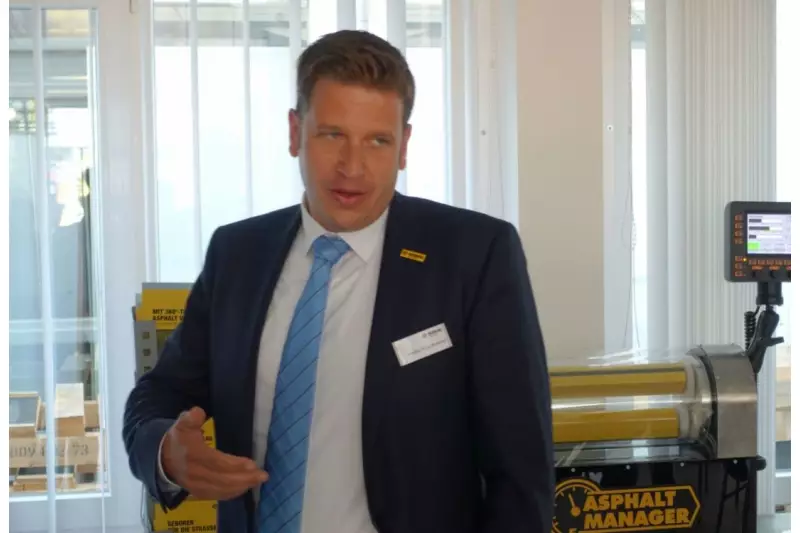 Heiko Krautkremer, Bomag Vertriebsleiter Deutschland, informierte während des Presserundgangs passend zum diesjährigen Messeschwerpunkt „digitale Baustelle“ über die vielfältigen Möglichkeiten der Digitalisierung.