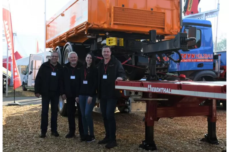 Weltneuheit von Hiebenthal: der Spezialauflieger für Containertransporte STLH18. Mehr dazu im Interview. Auf dem Foto (v.l.): Frank Hiebenthal, Geschäftsführer, Markus Wörmann, Außendienst Nord, Janine Baker, Marketing, und Heino Staufenbiel, Vertrieb und technische Arbeitsvorbereitung.
