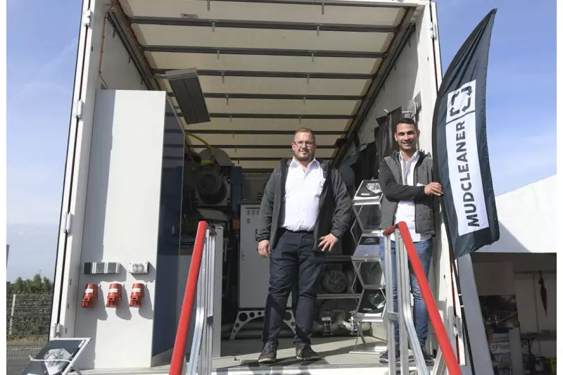 Der Mudcleaner Truck ist Max Wilds elegante Lösung zur umweltschonenden Aufbereitung von Bohrschlamm. Alle Infos zur innovativen Technologie parat hatten Robin Reiter (l.) und Nino Schwarz. Quelle: Treffpunkt.Bau