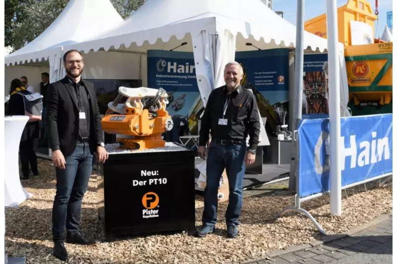 Diese kompakte Sensation kommt von Pister. Der PT10 Tiltrotator ist der erste seiner Art. Schlagkräftige Vertriebsunterstützung liefert Hain Industrievertretung. Auf dem Foto: Christian (l.) und Ulrich Hain.