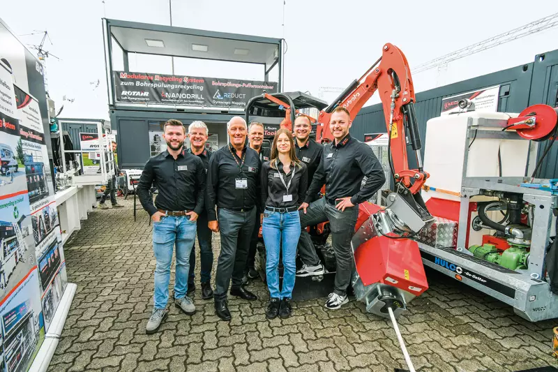 Das Team steht im Vordergrund bei L-Team X-Tools. Die Spezialist:innen um Geschäftsführer Horst Laubach (2. v. l.) informierten uns über den neuen Nanodrill 4030, eine kompakte Horizontalbohrlösung für den Baggeranbau – ideal für Hausanschlüsse und Straßenquerungen. Quelle: Treffpunkt.Bau