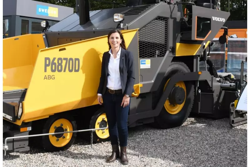 Vom Fertigungsband in Hameln direkt zur NordBau nach Neumünster führte der Weg des allerersten Volvo Radfertigers P6870D. Die Highlights der neuen Maschine erläuterte uns Sandra Jansen, Communication Manager Volvo Construction Equipment Deutschland.