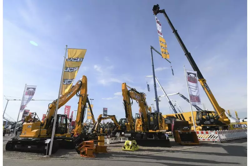 Nicht auf der bauma, aber auf der NordBau vertreten war JCB mit einem großen Maschinenaufgebot. Ebenfalls interessante Hingucker: Die unterschiedlichsten Anbaugeräte, die die Vielfalt der Einsatzmöglichkeiten hervorhoben. Quelle: Treffpunkt.Bau