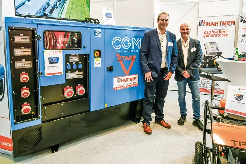Hartner projektiert und vertreibt Stromerzeuger und Notstromaggregate. Highlight am Stand war der Abgasstufe V konforme CGM v60 mit 60 kVA Dauerleistung. „Auf der NordBau treffen wir exakt unsere Zielgruppen“, freuten sich Geschäftsführer Stefan Hartner (l.) und Robert Stahl, Vertriebsaußendienst. Quelle: Treffpunkt.Bau