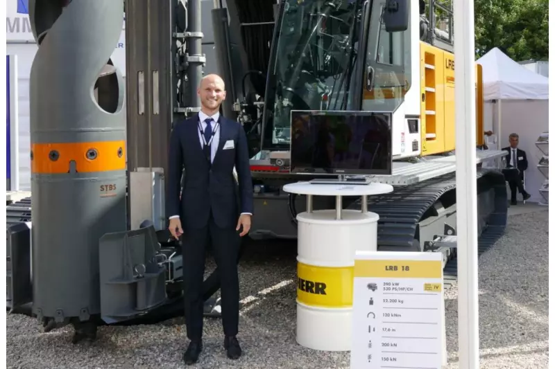 Julian Priebe, Communication & Brand Management Liebherr, vor dem gewaltigen LRB 18. Mit diesem 52 Tonnen Ramm- und Bohrgerät für den Spezialtiefbau zeigte Liebherr auf der Nordbau besondere Größe.