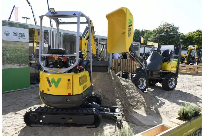 Grünes Herz in gelbem Gewand. Mit den zero emission
Maschinen demonstrierte Wacker Neuson,
dass die komplett emissionsfreie Baustelle schon
heute realisiert werden kann. Quelle: Treffpunkt.Bau