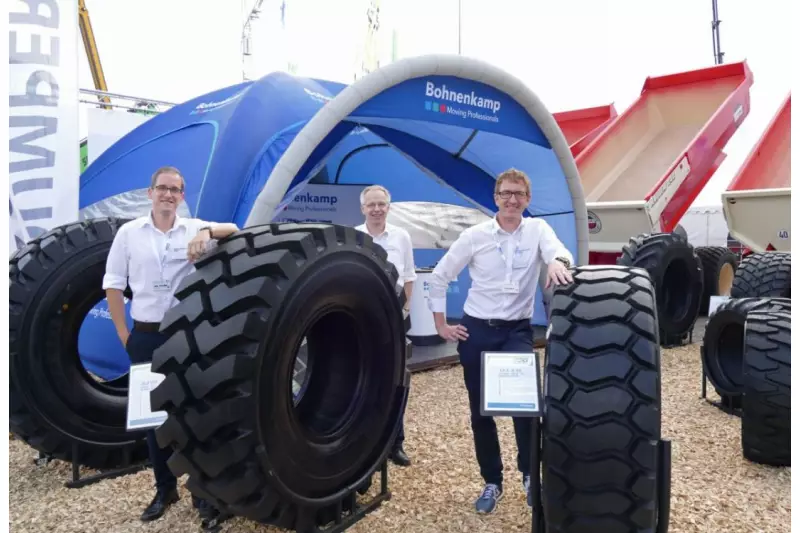 Bohnenkamp zeigte Profil mit seinen erfolgreichen EM-Marken BKT und Alliance. V.l.: Christian Pieper, Verkaufsberater, Markus Schmidt, Gebietsleiter, und Henrik Schmudde, Head of Marketing & PR, bildeten das Messeteam.