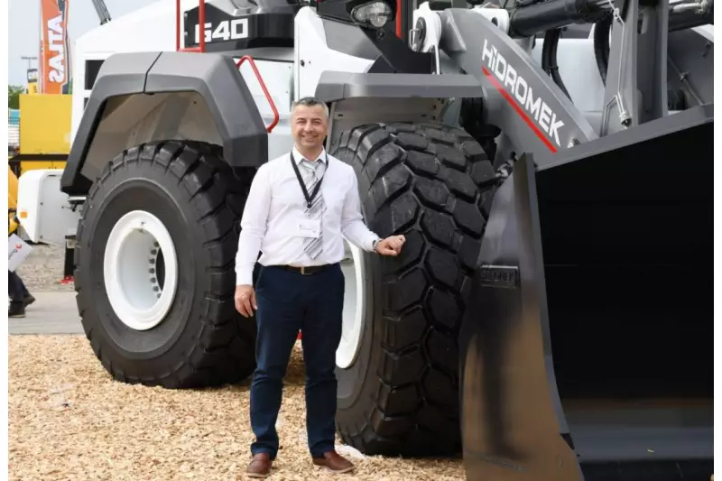 Beste Stimmung bei Hidromek. Marketing Manager Sebastien Zilyas freut sich über die schnellen Fortschritte der Marke auch hierzulande. Das Kundeninteresse ist hoch und das Händlernetz in Deutschland wächst.