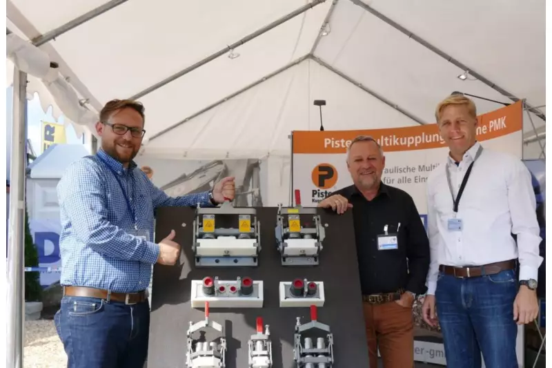 Die halten dicht – garantiert bis zu 450 bar. Ulrich Hain (m.), Geschäftsführer Hain Industrievertretung, mit Sohn Dominick Hain (l.), und Bernd Mair, Geschäftsführer Treffpunkt.Bau, zusammen mit einer Auswahl der patenten Pister Multikupplungssysteme.