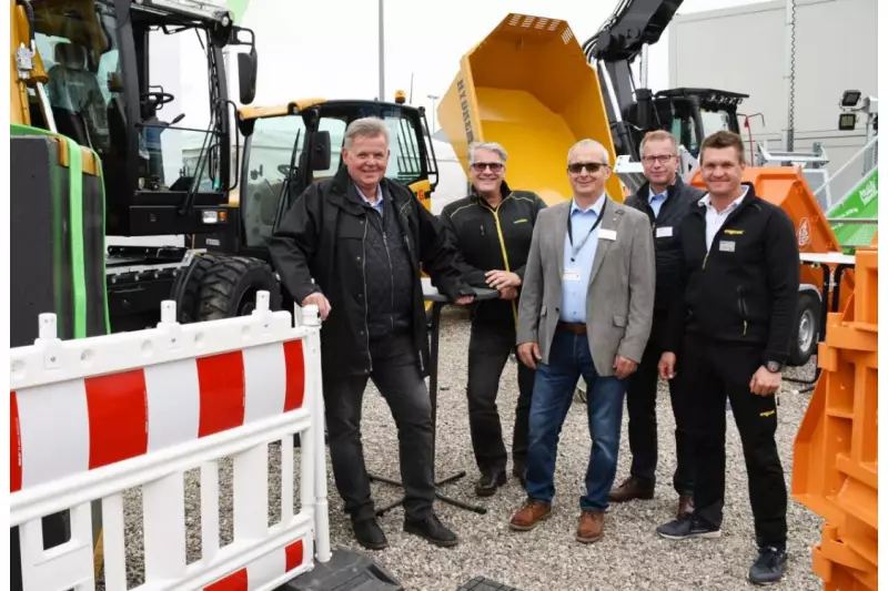 Mit Manske-PMS als neuen Partner gewinnt Hydrema frische Vertriebspower im Norden. V.l.: Martin Werthenbach, Vertriebsleiter Hydrema, Oliver Pape, Regionaler Verkaufsleiter Hydrema, Hans-Peter Möller, Geschäftsführer Manske-PMS, Torsten Hildebrandt, Vertriebsverantwortlicher bei Manske-PMS, Stefan Kohtz, Geschäftsführer SKS und Promoter von Engcon.
