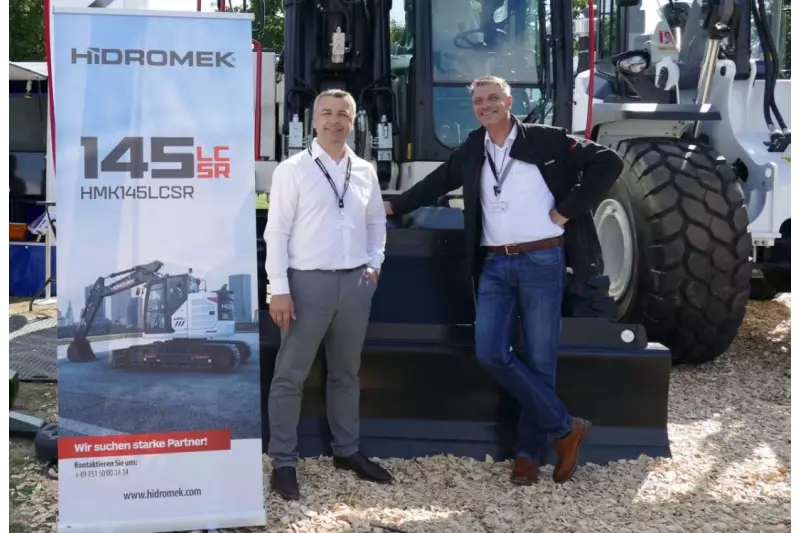 Zum ersten Mal Aussteller auf der Nordbau war Hidromek. Stoian Markov (r.), Company Director Hidromek West/Espana, und Sebastien Zilyas, Marketing Manager, freuten sich über das große Interesse an ihren Maschinen.
