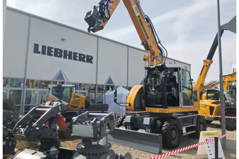Liebherr zeigte auf viel Fläche eine breite Auswahl an Maschinen und Anbaugeräten. Den regionalen Charakter der NordBau nutzt der Hersteller traditionell für den intensiven Austausch mit Kunden und Interessenten.